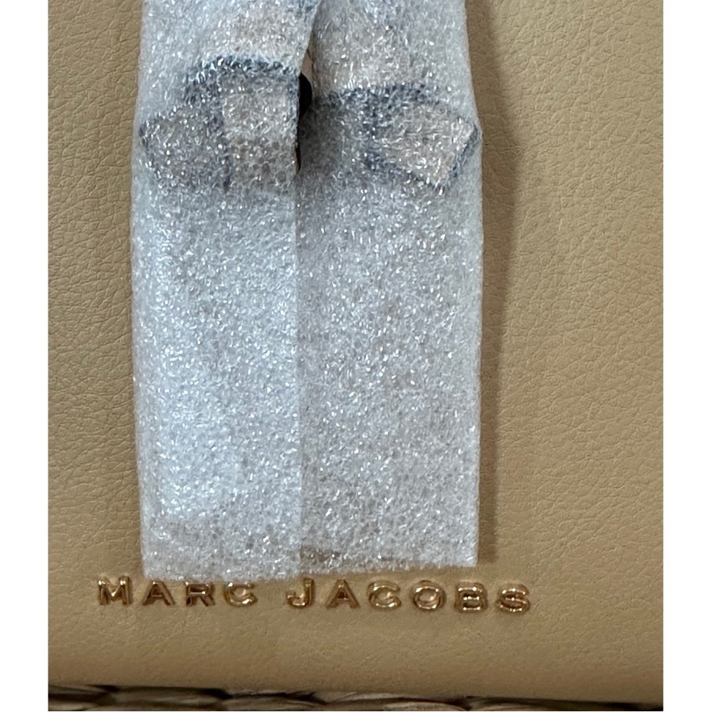 ✨Host Pick✨Marc Jacobs Tan Bucket Bag with Black & Gold Shimmer Strap - Picture 5 of 7